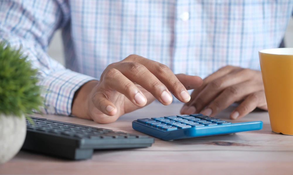Profissional usando calculadora na mesa